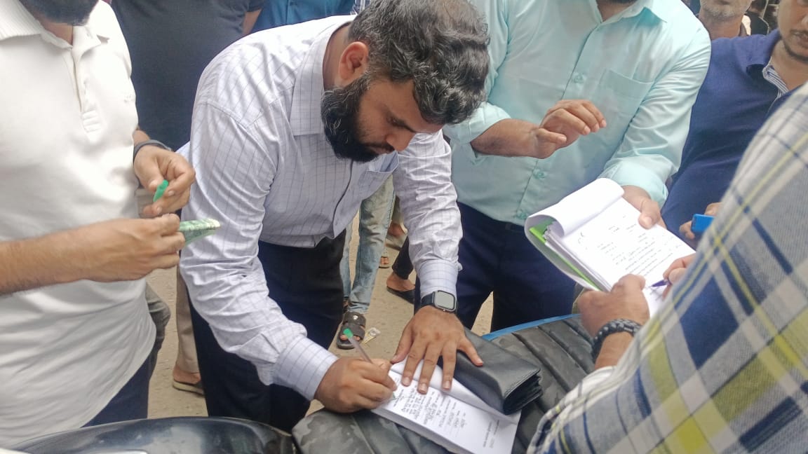 ফটিকছড়িতে রাস্তাঘাট দখল করে ব্যবসা যত্রতত্র পার্কিংএর দায়ে ৮জনকে অর্থদন্ড