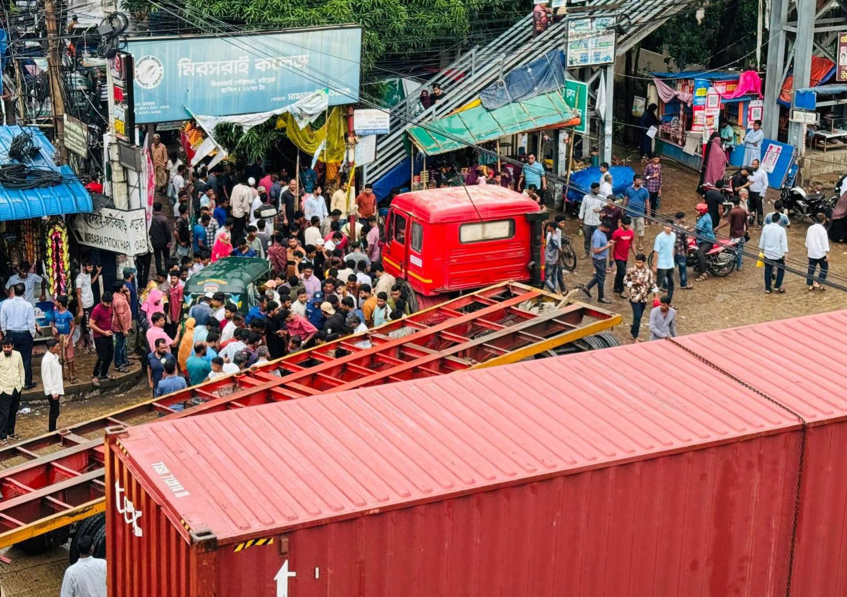 মীরসরাই কলেজ রোড়ের মুখে লরি ধা’ক্কায় এক শিশু ঘটনাস্থলে নি’হত।