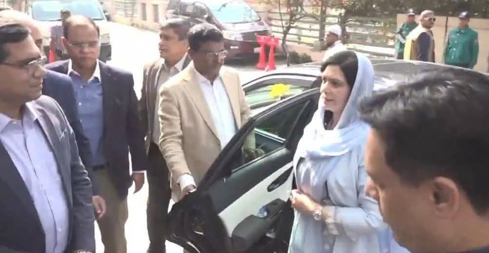 বেগম খালেদা জিয়াকে নিতে বিমানবন্দর থেকে সরাসরি এভার কেয়ার হাসপাতালে ডা. জুবাইদা রহমান