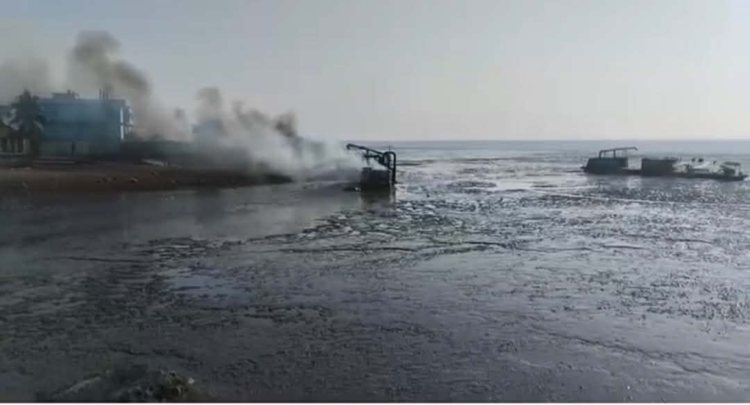 বালু উত্তোলন যন্ত্র ড্রেজার ও বাল্বহেড জ্বালিয়ে দিলো বিক্ষুব্দ এলাকাবাসী